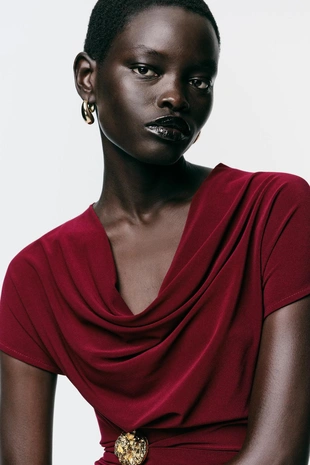 Платье со сборками и фурнитурой