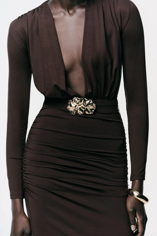 Платье из полиамида с поясом и фурнитурой- Заказать в России