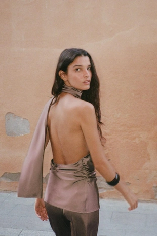 Атласный топ с горловиной халтер в виде платка- Заказать в России