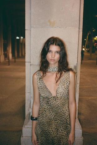 Платье с анималистическим принтом и платком- Заказать в России