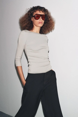 Хлопковая футболка с вырезом «лодочка»- Заказать в России