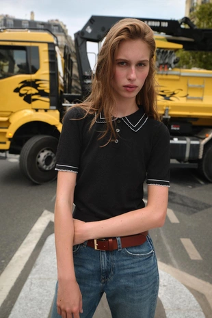 Трикотажный топ поло с контрастной отделочной строчкой- Заказать в России