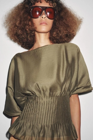 Блуза из трикотажа с плиссировкой на талии- Заказать в России