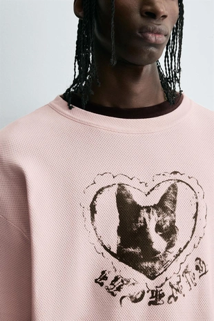 Трикотажная футболка с контрастным принтом- Заказать в России