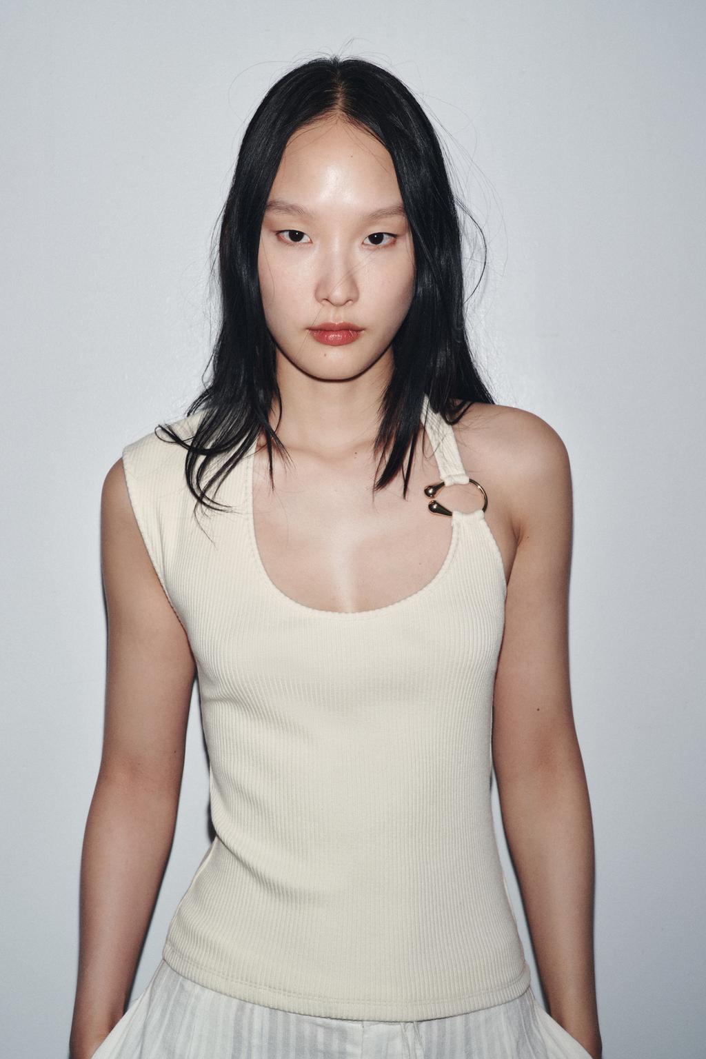 RIBBED TOP WITH METAL DETAIL