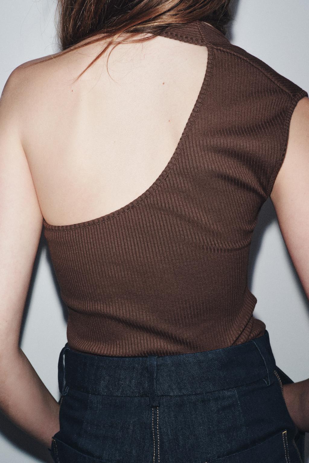 RIBBED TOP WITH METAL DETAIL