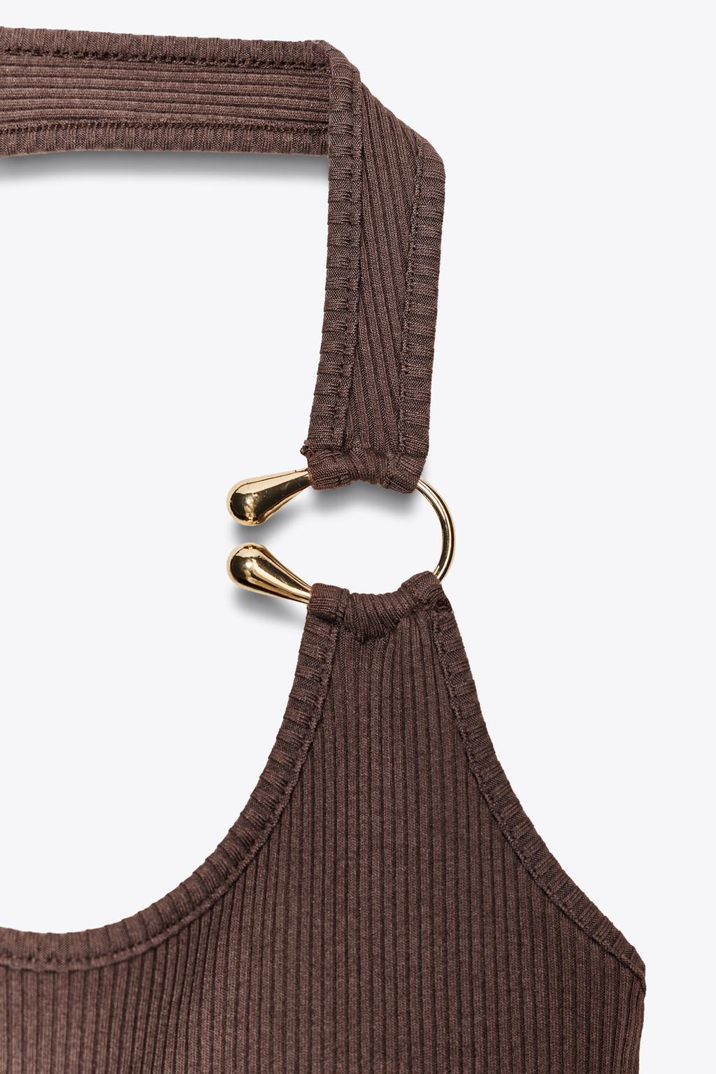 RIBBED TOP WITH METAL DETAIL