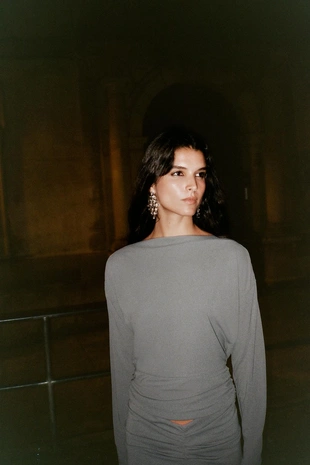 Топ со сборками, открытой спиной и украшением- Заказать в России