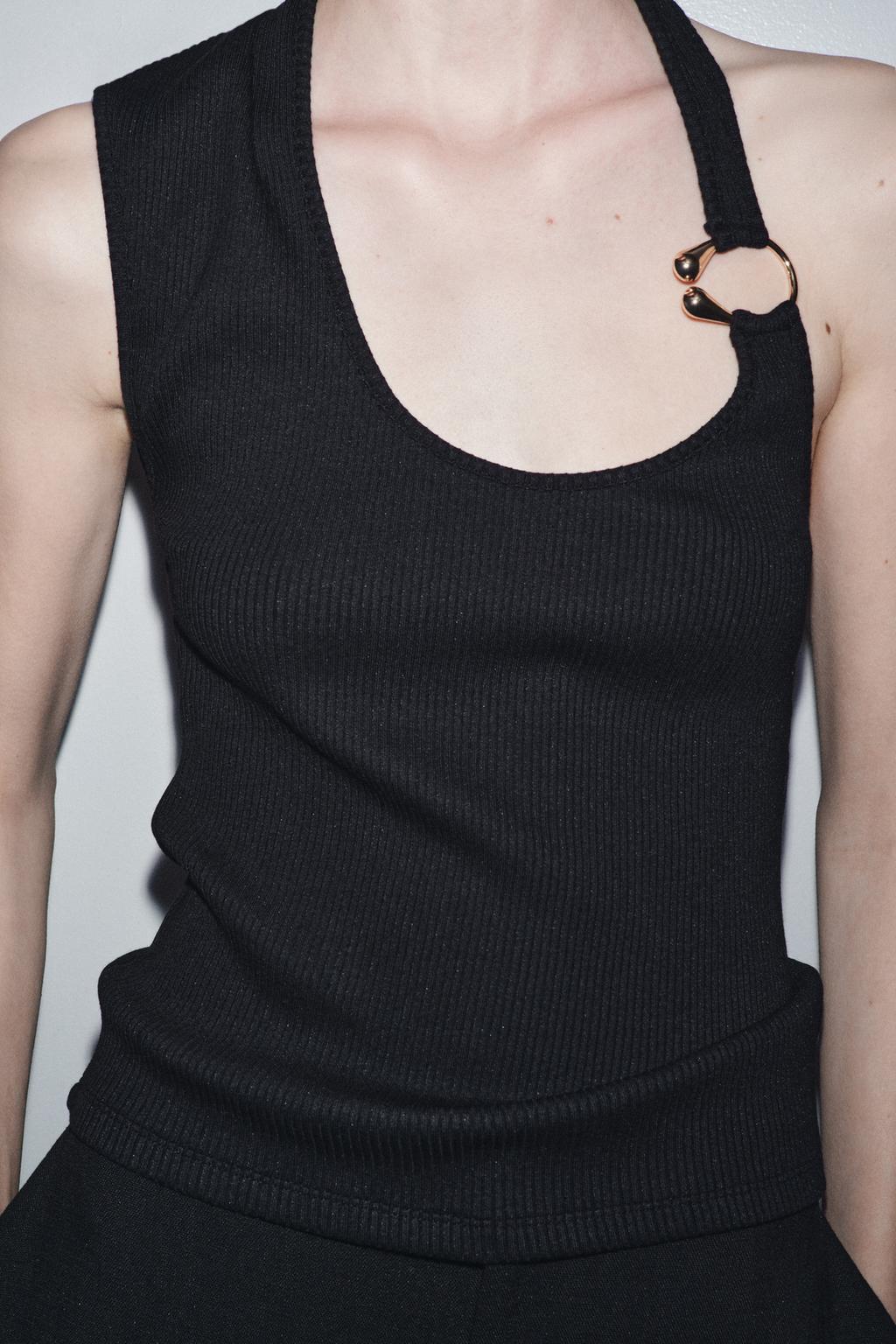 RIBBED TOP WITH METAL DETAIL