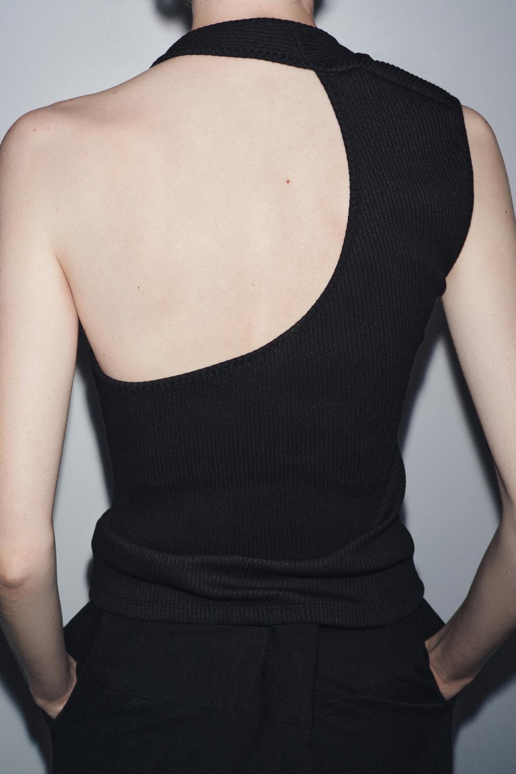 RIBBED TOP WITH METAL DETAIL