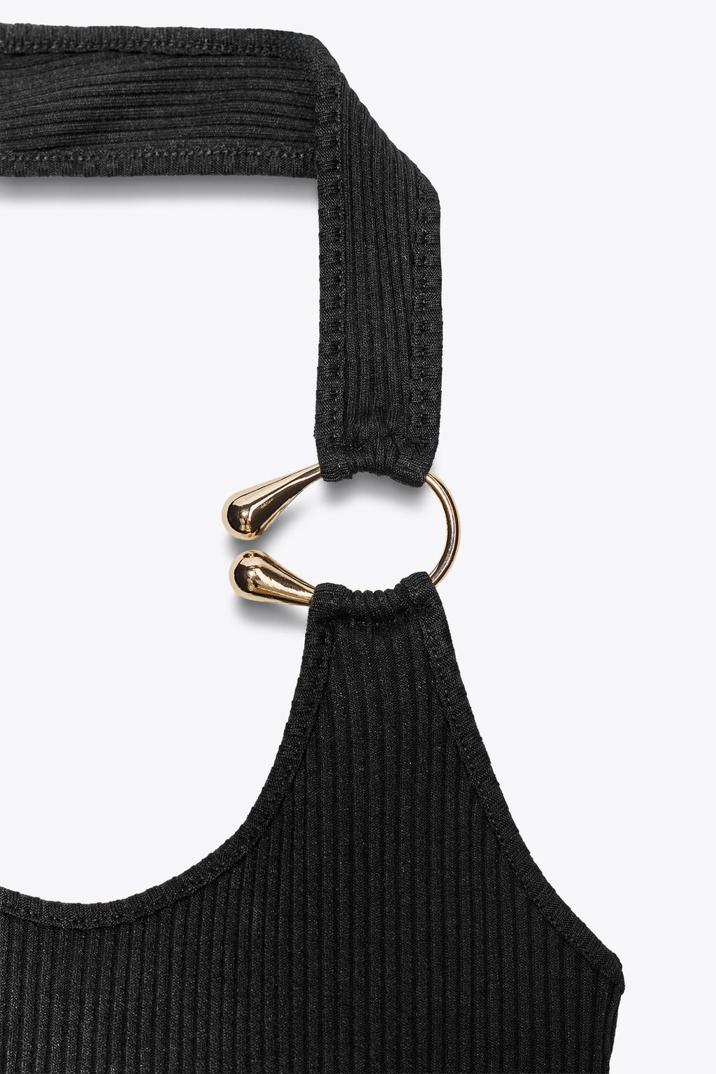 RIBBED TOP WITH METAL DETAIL