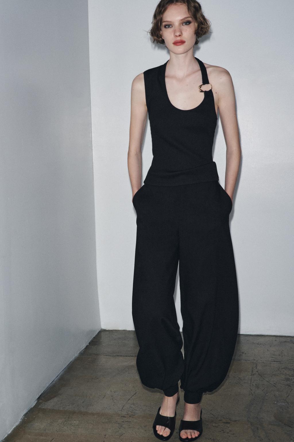 RIBBED TOP WITH METAL DETAIL