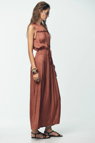 Атласное платье миди с оборкой на спине- Заказать в России