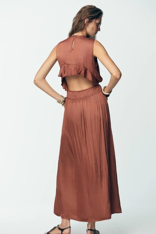 Атласное платье миди с оборкой на спине- Заказать в России