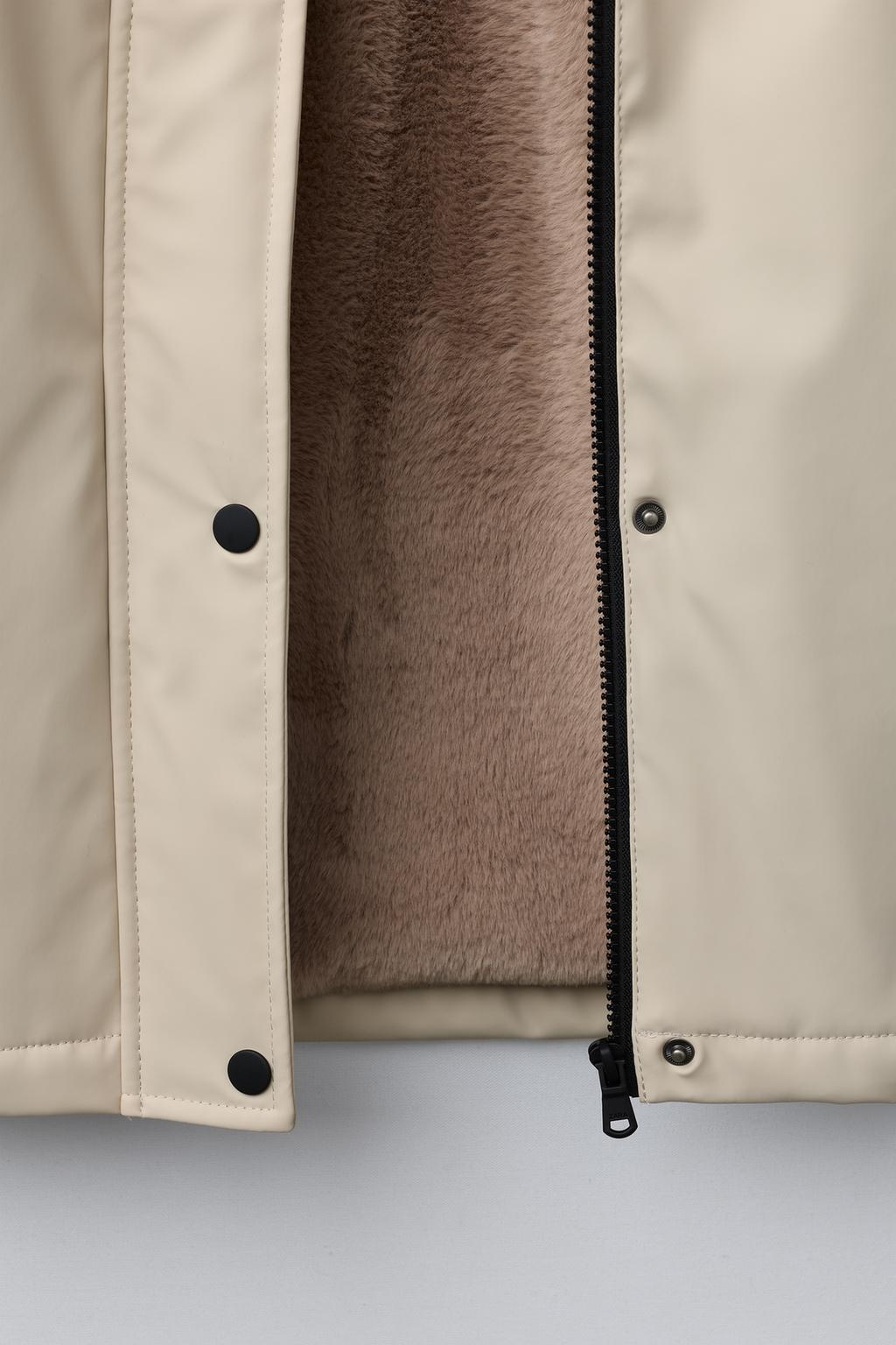 ПРОРЕЗИНЕННАЯ КУРТКА WATER REPELLENT С ЭФФЕКТОМ МЕХА