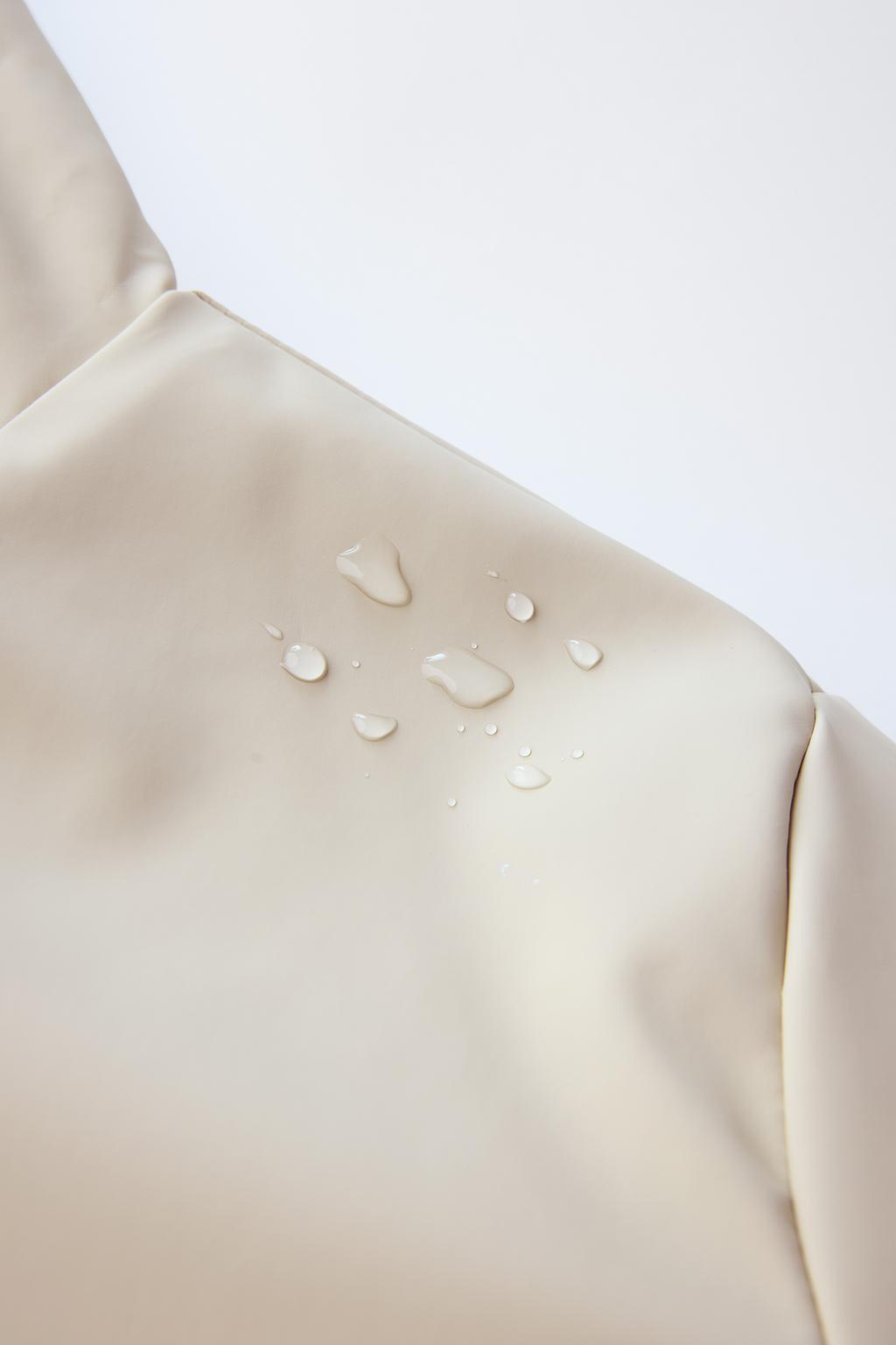 ПРОРЕЗИНЕННАЯ КУРТКА WATER REPELLENT С ЭФФЕКТОМ МЕХА