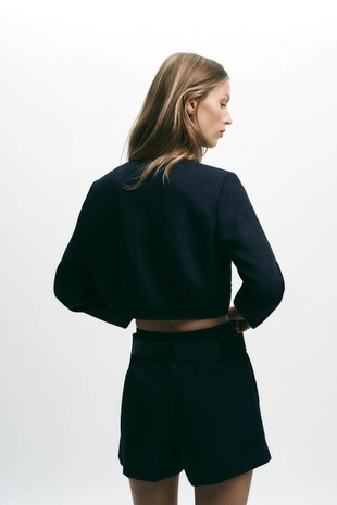 Укороченный блейзер с золотистыми пуговицами- Заказать в России