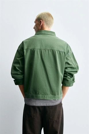 Куртка с эффектом потертости и нашивками- Заказать в России