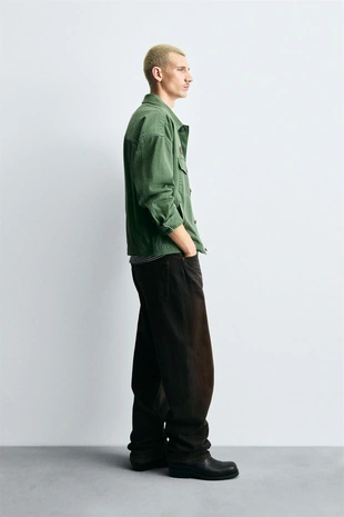 Куртка с эффектом потертости и нашивками- Заказать в России