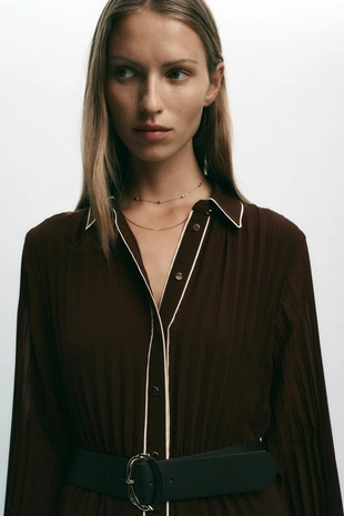 Плиссированное платье миди с поясом- Заказать в России