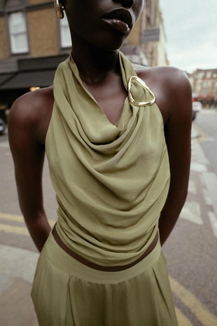 Топ с горловиной халтер, фурнитурой, узлом и открытой спиной- Заказать в России