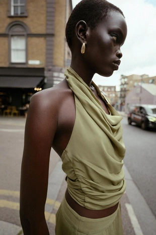 Топ с горловиной халтер, фурнитурой, узлом и открытой спиной- Заказать в России