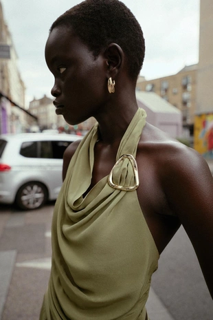 Топ с горловиной халтер, фурнитурой, узлом и открытой спиной- Заказать в России