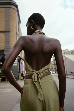 Топ с горловиной халтер, фурнитурой, узлом и открытой спиной- Заказать в России