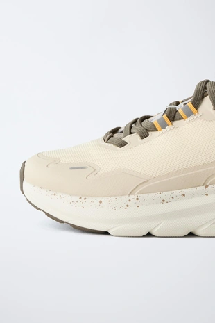 Спортивные кроссовки с деталями на подошве- Заказать в России