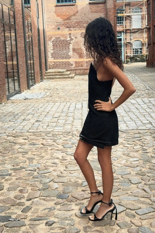 Короткое платье с поясом на талии- Заказать в России