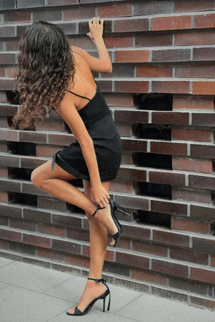 Короткое платье с поясом на талии- Заказать в России