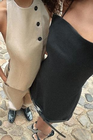 Короткое платье с поясом на талии- Заказать в России