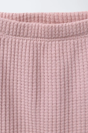 Комплект из футболки и ползунков с рельефным узором- Заказать в России