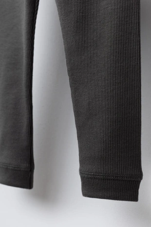 Лосины в рубчик с эластичным поясом и деталью метки- Заказать в России