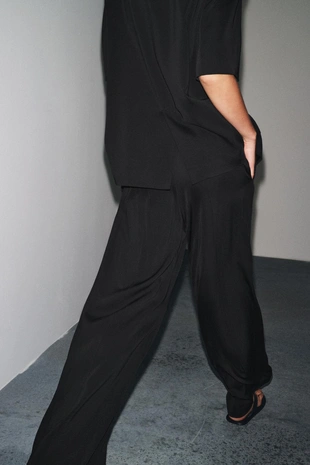 Брюки с защипами из текучей ткани — ZW COLLECTION- Заказать в России