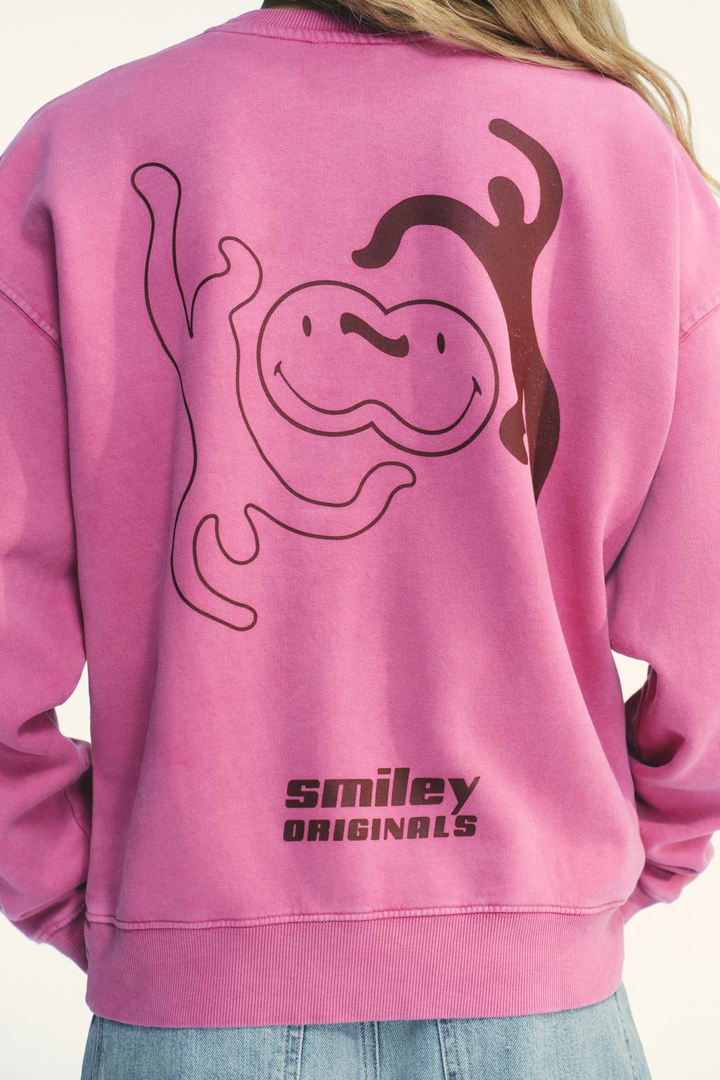 ТОЛСТОВКА С ЭФФЕКТОМ ПОТЕРТОСТИ SMILEY®