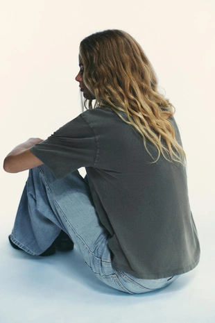 Футболка с эффектом потертости и нашивками- Заказать в России