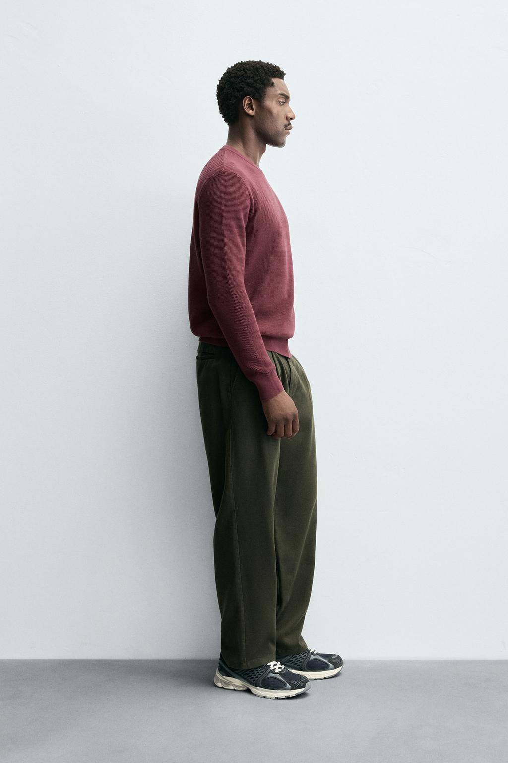 ДЖЕМПЕР КЛАССИЧЕСКОГО КРОЯ С РЕЛЬЕФНОЙ ТКАНЬЮ