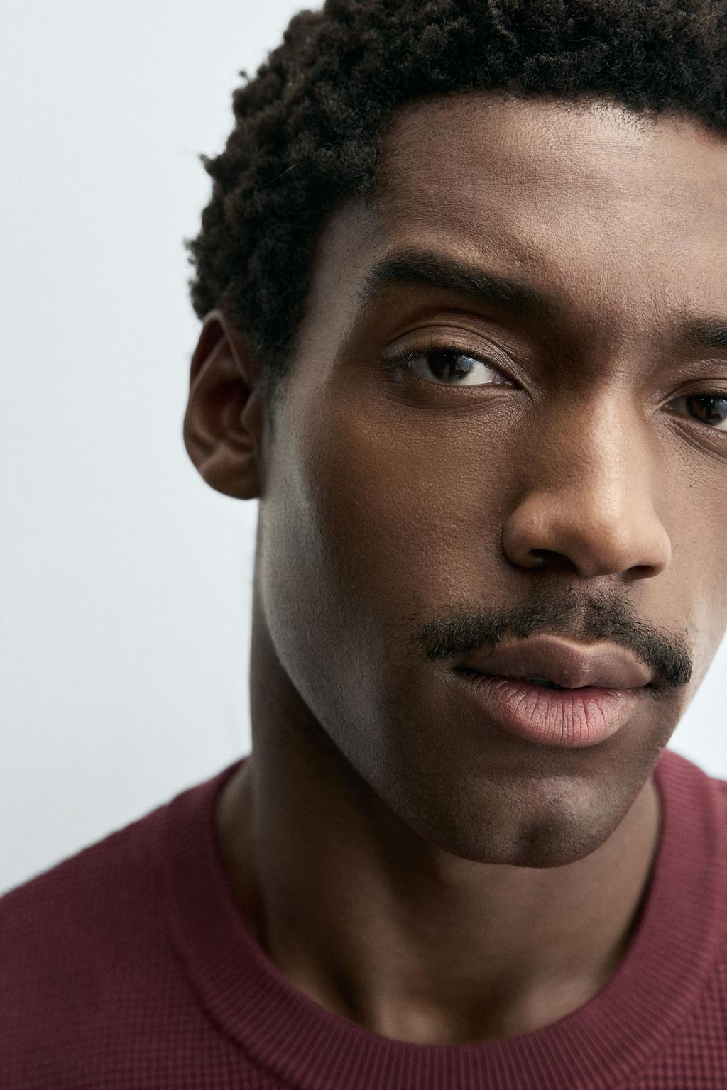 ДЖЕМПЕР КЛАССИЧЕСКОГО КРОЯ С РЕЛЬЕФНОЙ ТКАНЬЮ