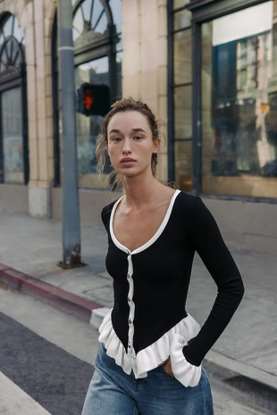 Куртка с контрастными воланами- Заказать в России