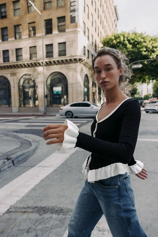 Куртка с контрастными воланами- Заказать в России