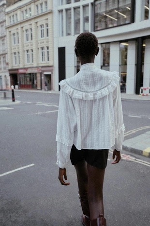 Блуза с кружевом и воланами- Заказать в России