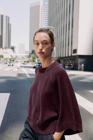 Свитер с широкими рукавами