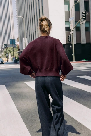 Свитер с широкими рукавами