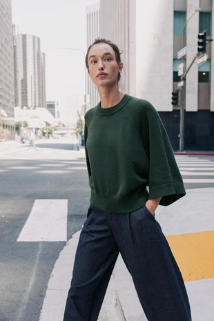 Свитер с широкими рукавами