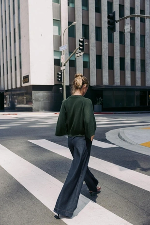 Свитер с широкими рукавами