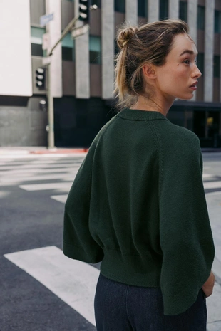 Свитер с широкими рукавами