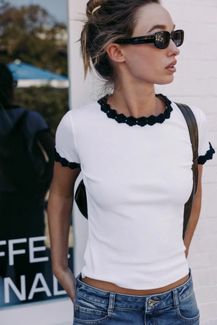 Футболка с отделкой в виде цветка- Заказать в России