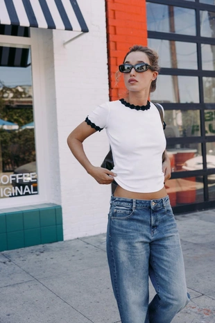 Футболка с отделкой в виде цветка- Заказать в России