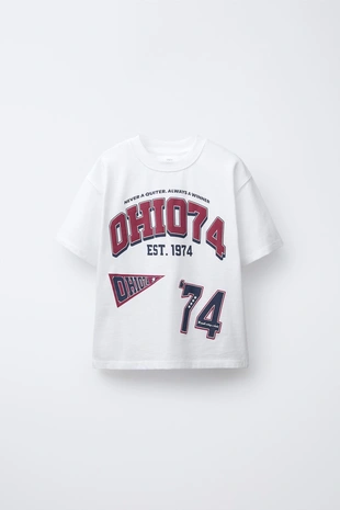 Футболка в стиле преппи с рельефной надписью- Заказать в России